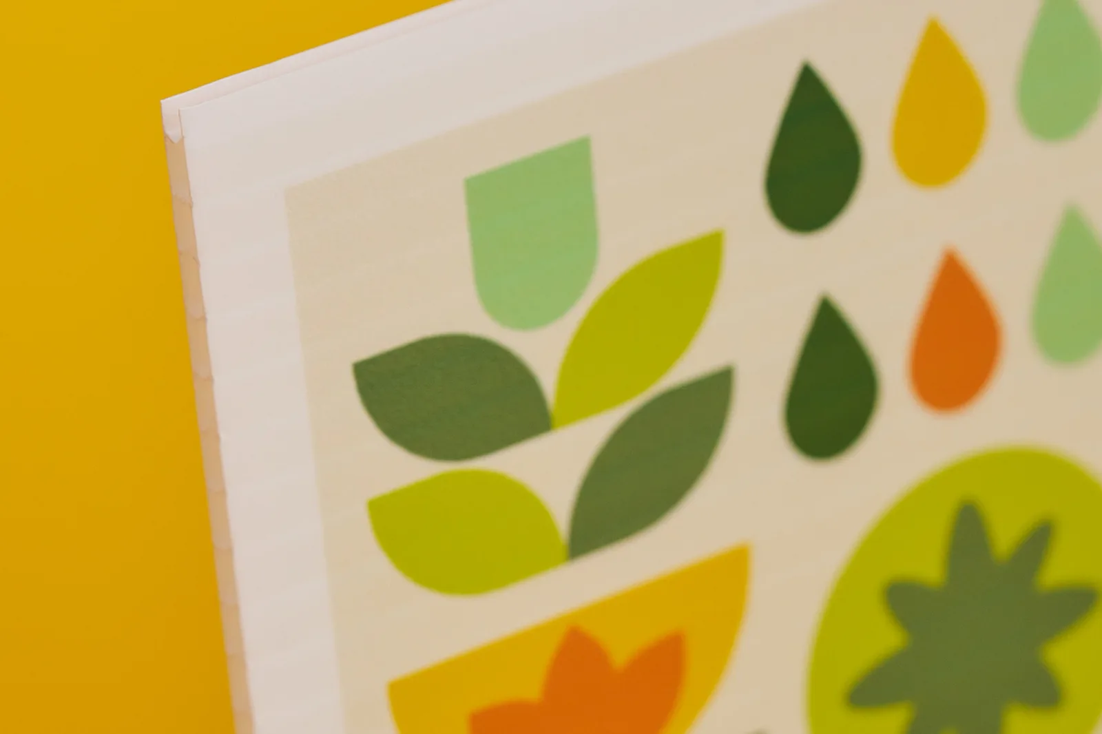 close up of a white correx© board printed with green yellow and orange graphics on a bright yellow background